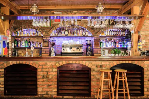 Bar z drewnianymi beczkami