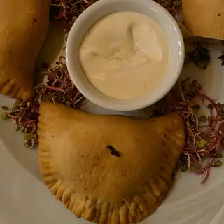 Pierogi drożdżowe z sosem czosnkowym