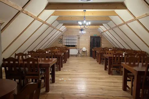 Sala pod drewnianym poddaszem