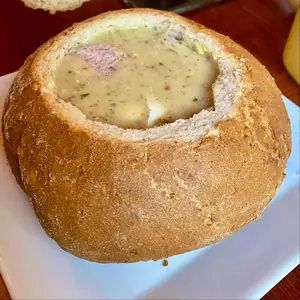 Żurek podany w chlebie